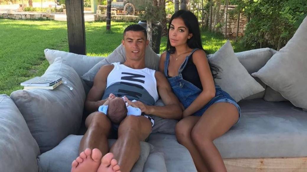 Cristiano Ronaldo, futbolista del Real Madrid, junto a su novia, Georgina Rodríguez, y uno de sus hijos gemelos.