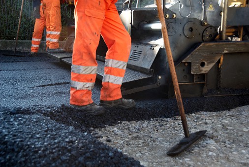 Trabajadores en asfalto