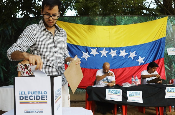 Venezolanos participan en consulta popular