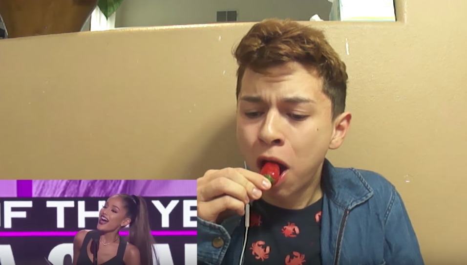 Fan de Ariana Grande comiendo chiles cada vez que ella dice 'hum'. Pulzo.com