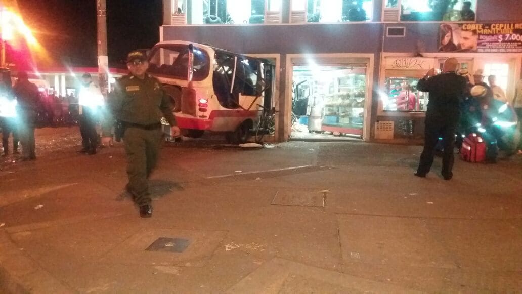 Bus estrellado contra panadería en la localidad de Engativá