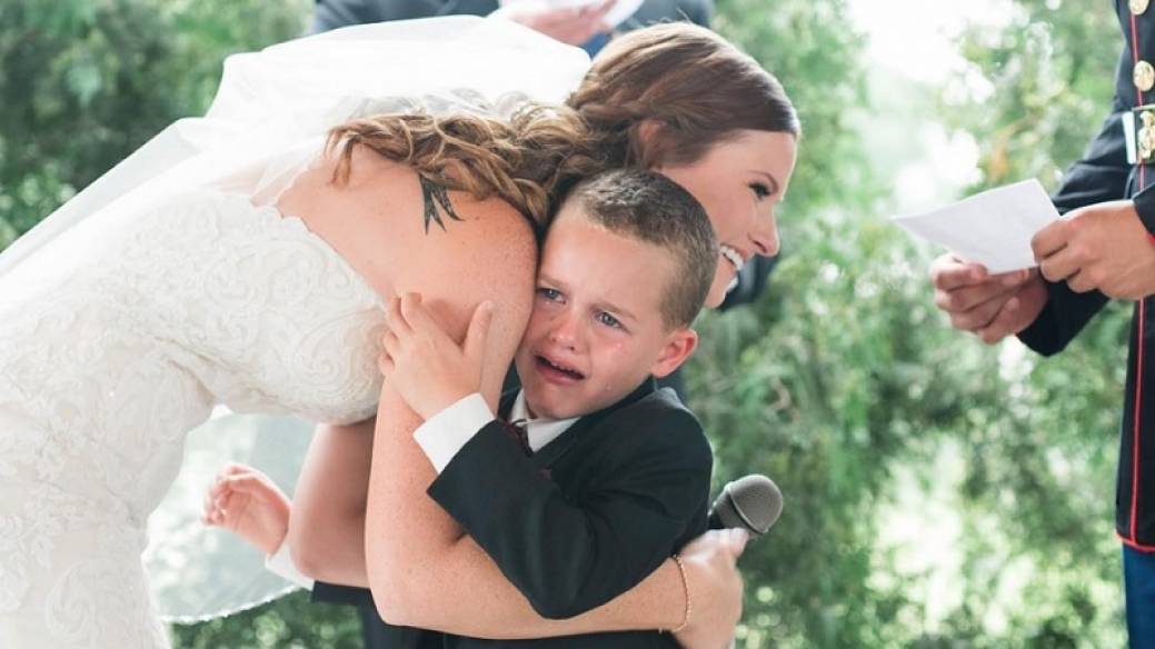 Niño llora cuando madrastra le dedica discurso de matrimonio