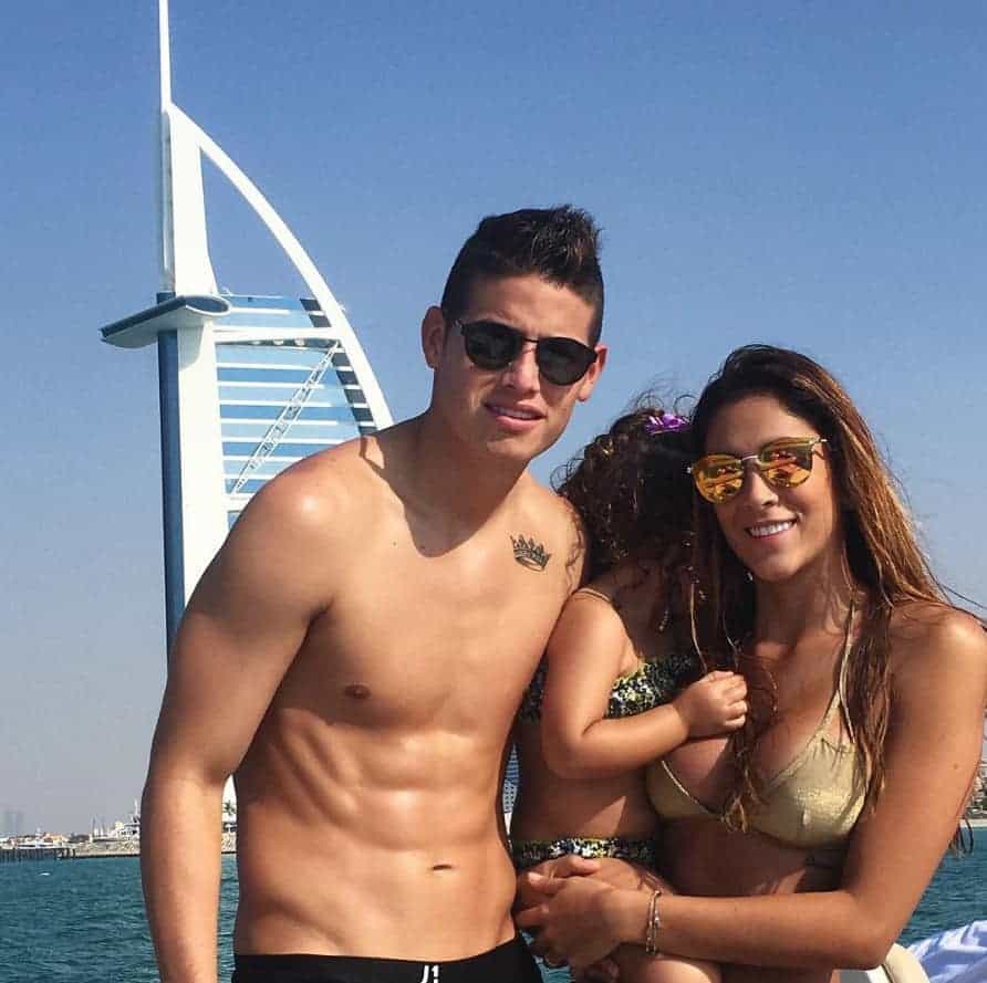 James Rodríguez, futbolista, y Daniela Ospina, modelo, junto a su hija Salomé.