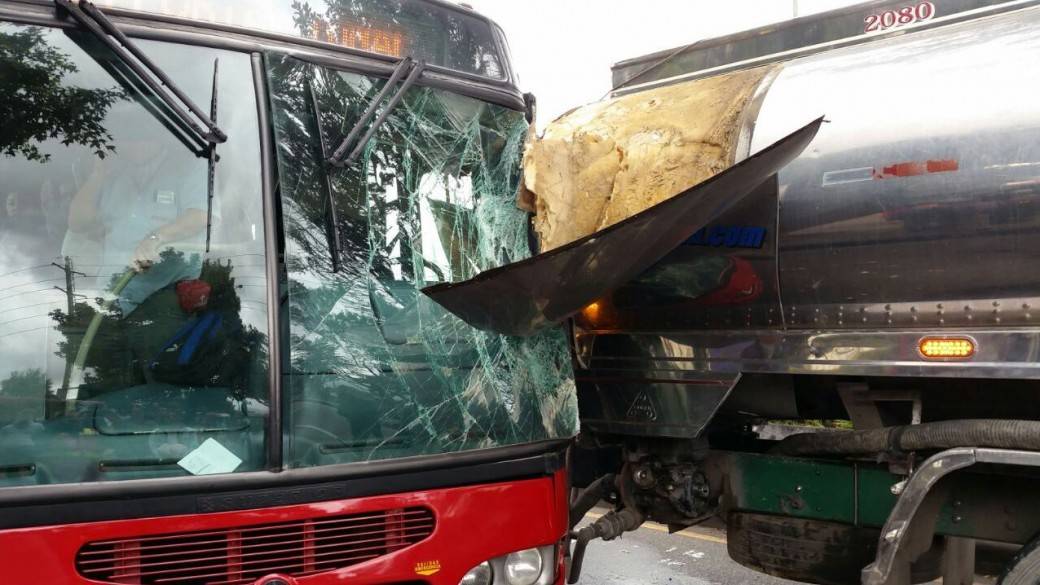 Choque entre bus de Transmilenio y carrotanque