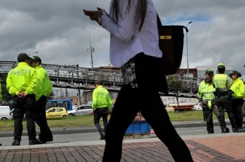 Denuncia de mujer contra patrullero de policía