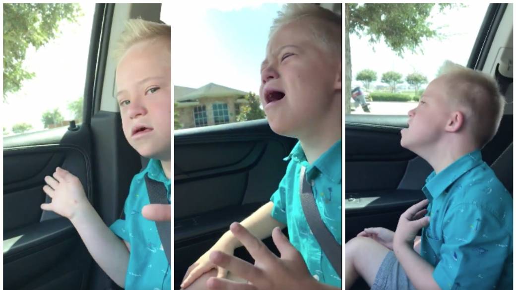 Niño con síndrome de Down cantando. Pulzo.com