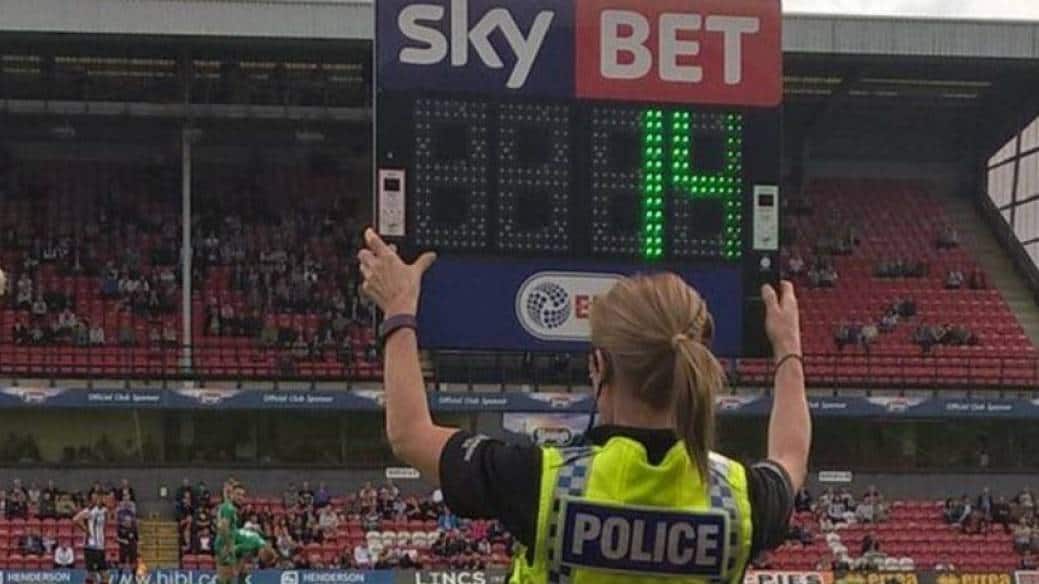 Mujer policía hace de árbitro en Inglaterra