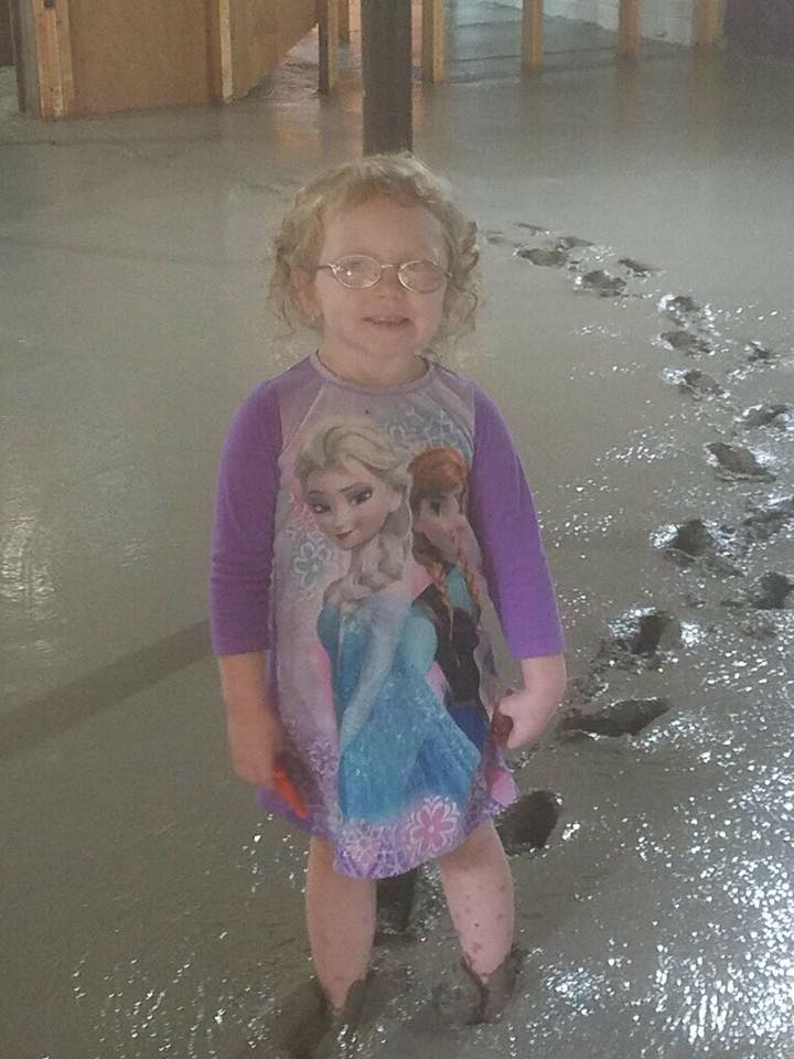 Niña que caminó en concreto húmedo. Pulzo.com Niña que caminó en concreto húmedo. Pulzo.com