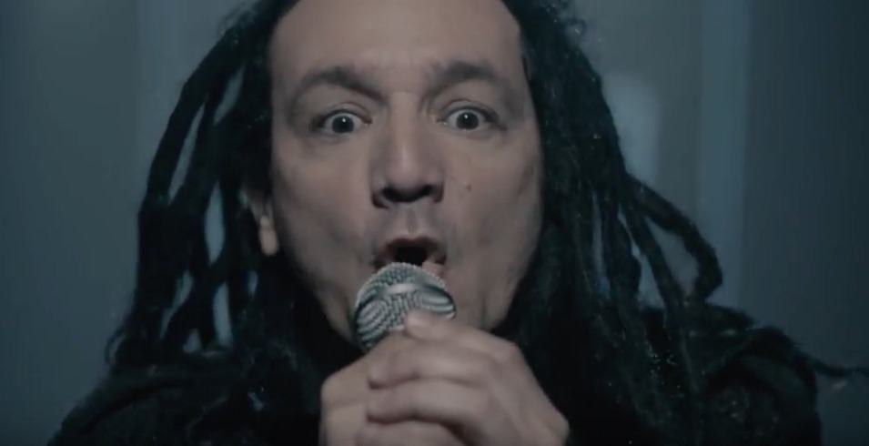 Dilson Díaz, vocalista de La Pestilencia, en video de 'Que buen ciudadano soy'. Pulzo.