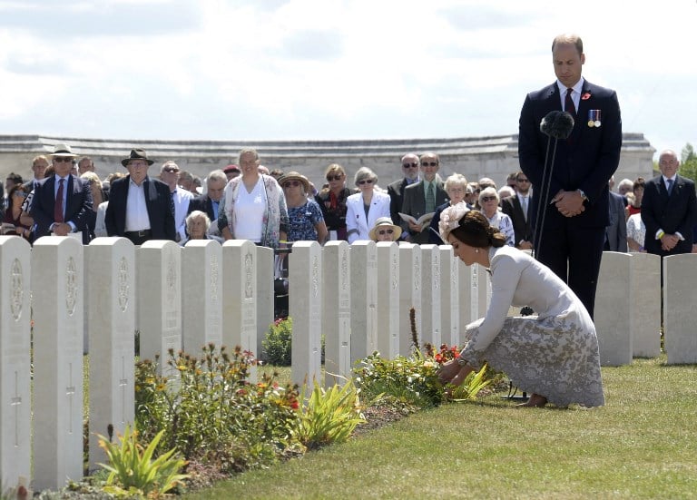 Príncipe William y Kate Middleton en cementerio de Bélgica. Pulzo.