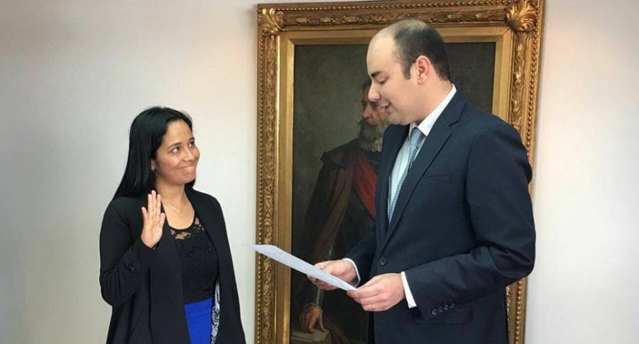 Xinia Navarro y Horacio José Serpa, presidente del Concejo, durante la posesión