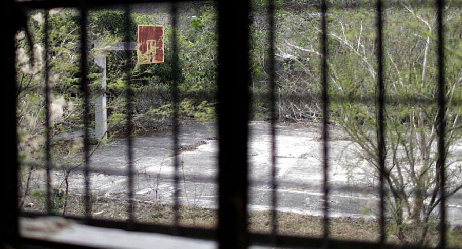 Cancha de baloncesto abandonada por la violencia