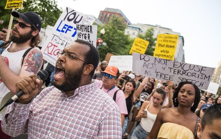 Manifestación fuera de la Casa Blanca en respuesta a la violencia en Charlottesville