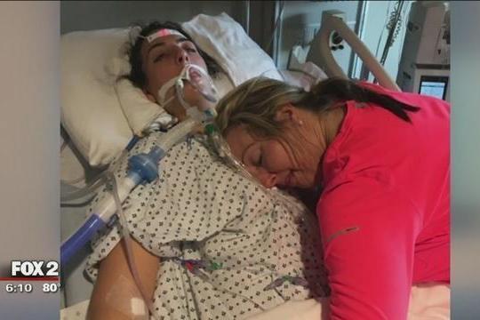 Cheryl Tower abraza a su hija Eliana en el hospital