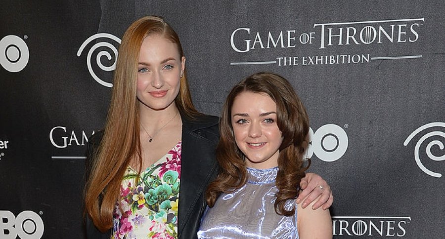 Sophie Turner y Maisie Williams