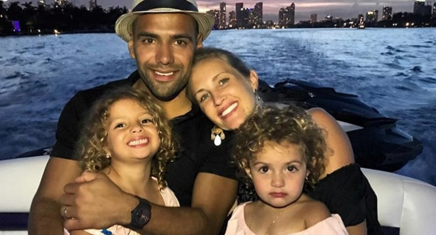 Radamel Falcao junto a su esposa y sus dos hijas.
