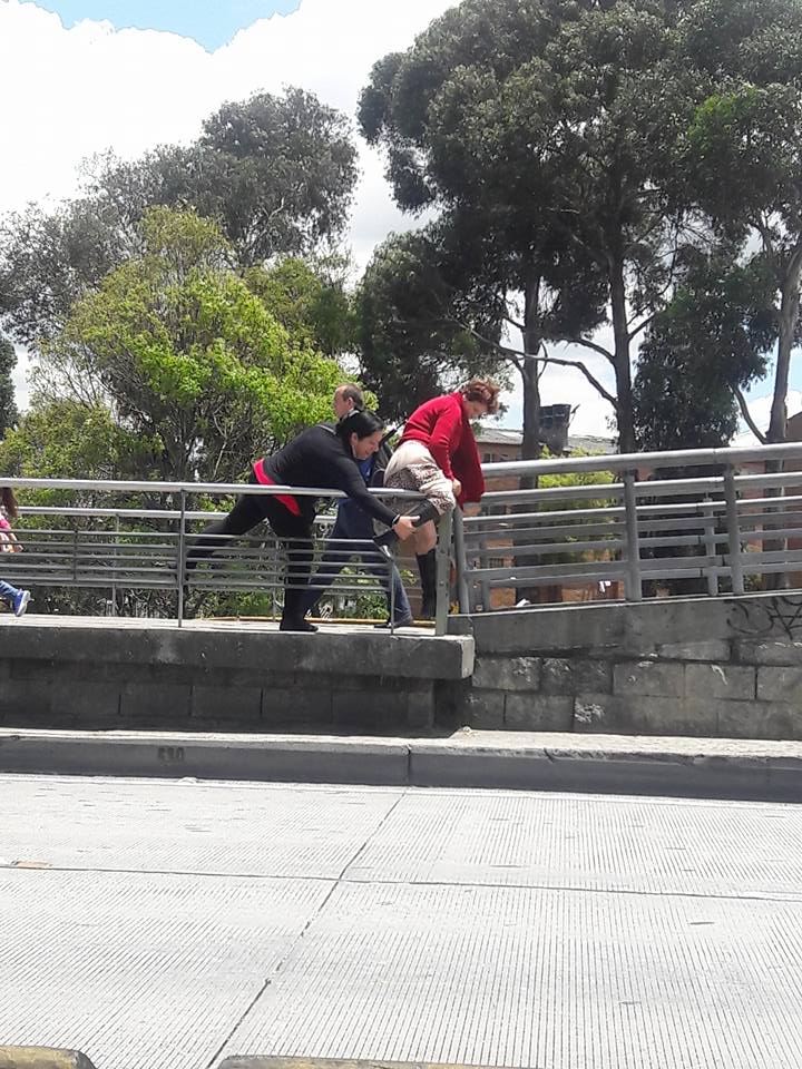 Mujer saltando baranda en estación de Transmilenio