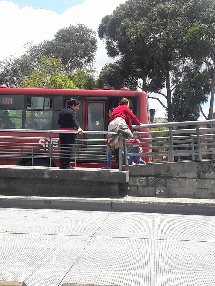 Mujer saltando baranda en estación de Transmilenio