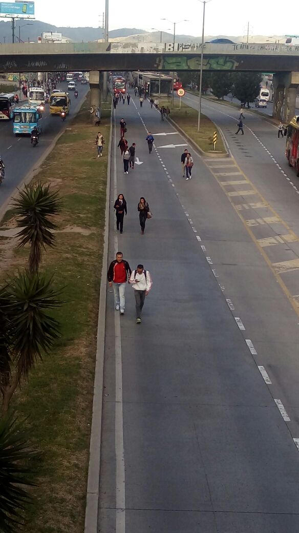 Personas caminando por la troncal Soacha