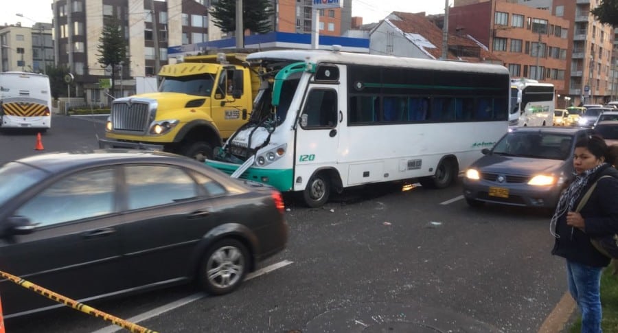 Ruta escolar chocada con volqueta