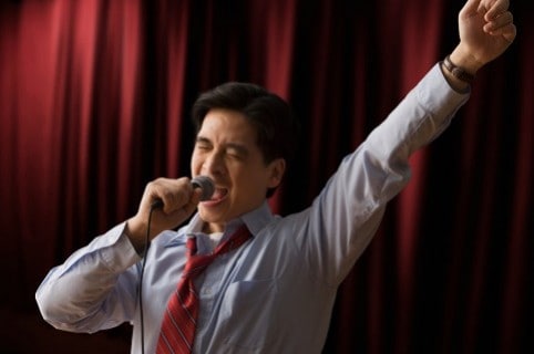 Hombre en karaoke