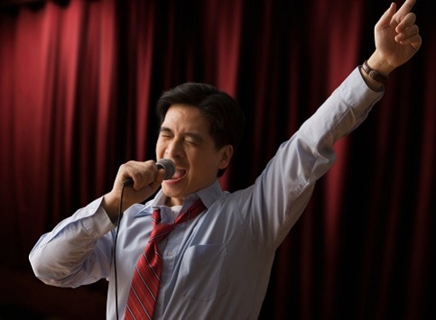 Hombre en karaoke