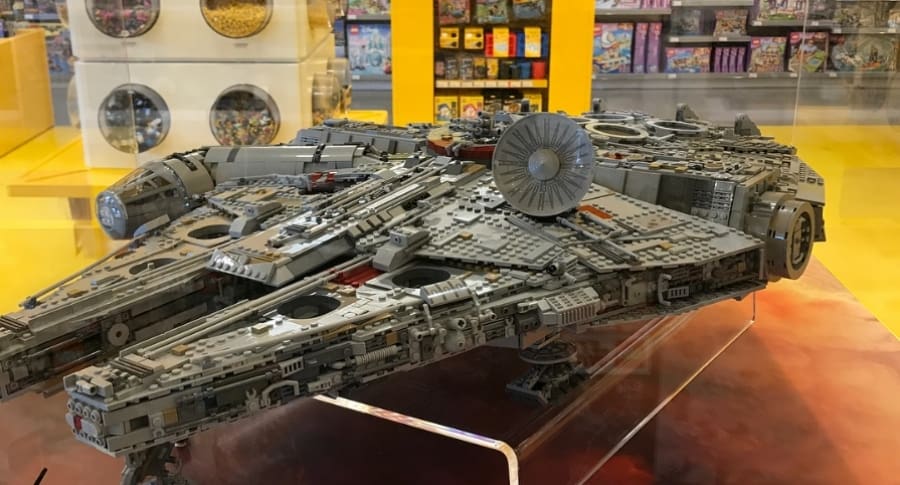 Lego más grande del mundo Halcón Milenario Star Wars