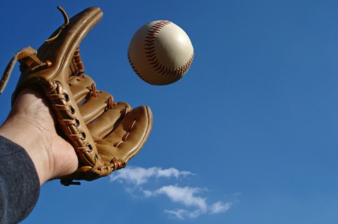 Hombre atrapando una pelota de béisbol. Pulzo.