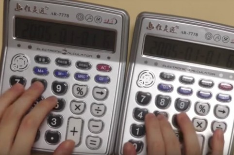 Japonés tocando 'Despacito' con dos calculadoras. Pulzo.