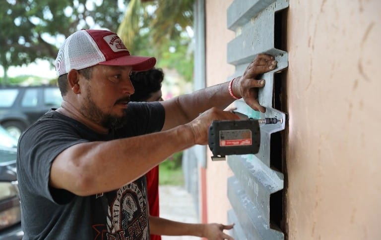 Hombre protege su casa del huracán Irma