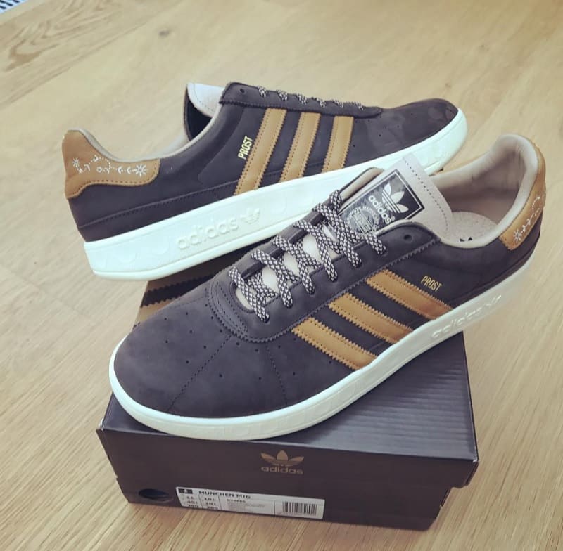 Tenis Adidas contra vómito y cerveza
