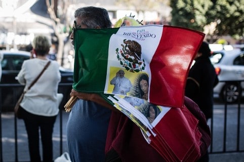 Banderas mexicanas con la imagen del papa Francisco