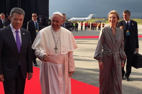 El presidente Juan Manuel Santos; el papa Francisco; y la primera dama, María Clemencia de Santos, 'Tutina'.
