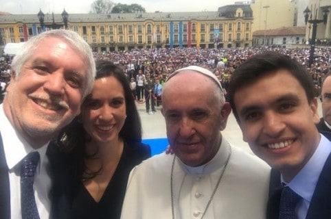 Selfie de Peñalosa con el papa