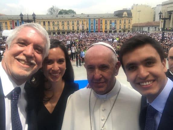 Selfie de Peñalosa con el papa