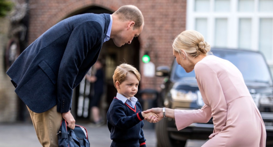 Príncipe William, su hijo, el príncipe George, y la directora del colegio, Helen Haslem