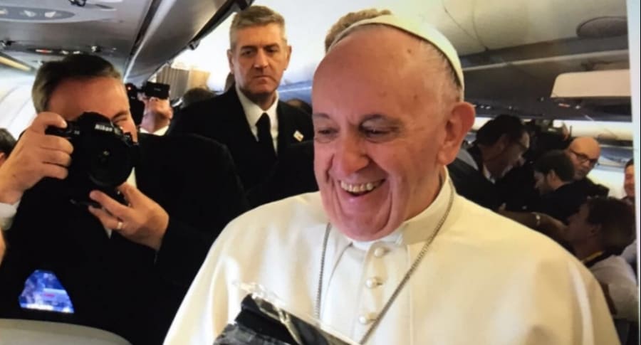 Papa recibe regalo de periodista en avión.