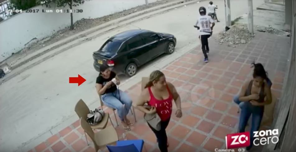 Mujer come helado durante un atraco. Pulzo.