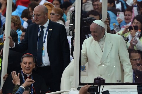 Domenico Giani en el papamóvil con el papa Francisco