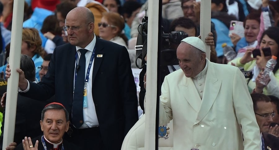 Domenico Giani en el papamóvil con el papa Francisco