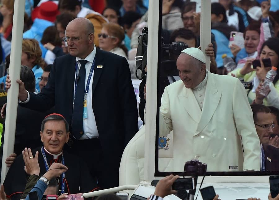 Domenico Giani en el papamóvil con el papa Francisco