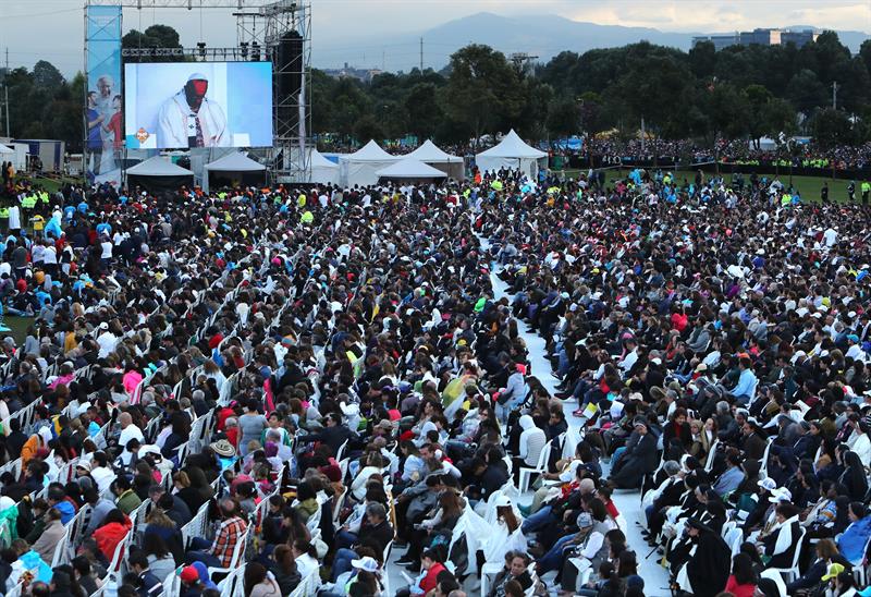 Asistentes a misa de papa Francisco en Bogotá. Pulzo.