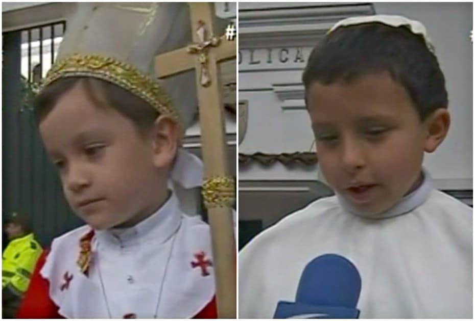 Niños disfrazados de papa.