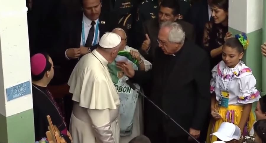 Monja regala camiseta de Atlético Nacional al papa