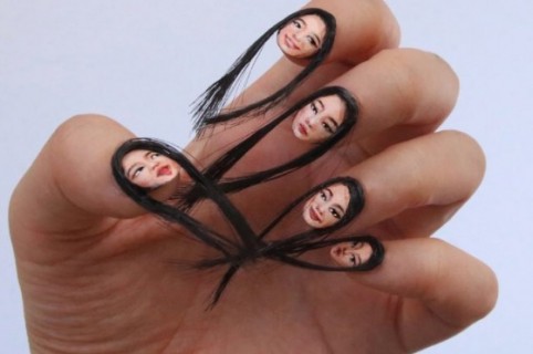 Uñas con caras y pelo. Pulzo.