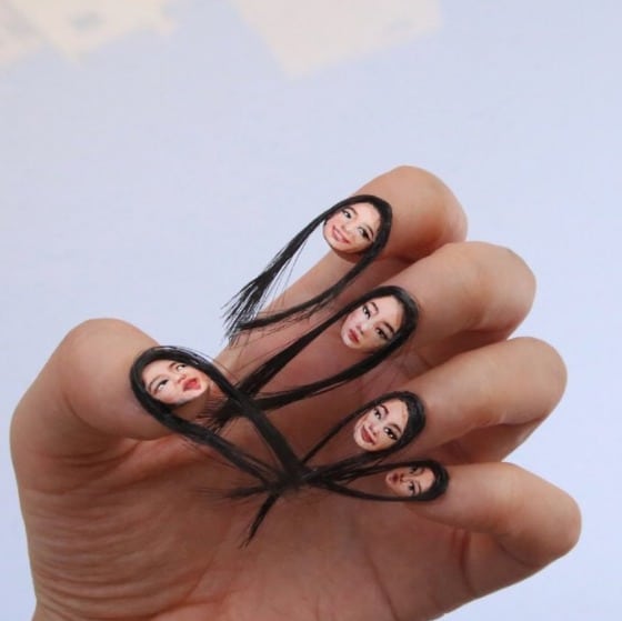 Uñas con caras y pelo. Pulzo.