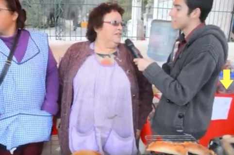 Momento en que perro se roba una empanada, en Andacollo, Chile. Pulzo.