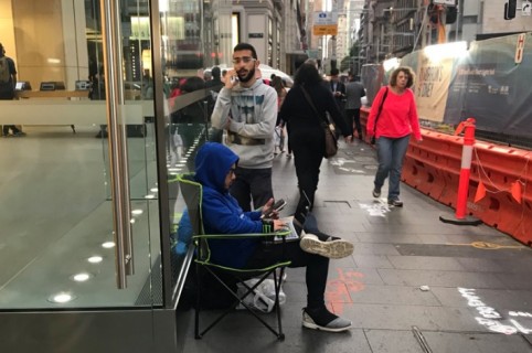 Hombre fila Apple Store