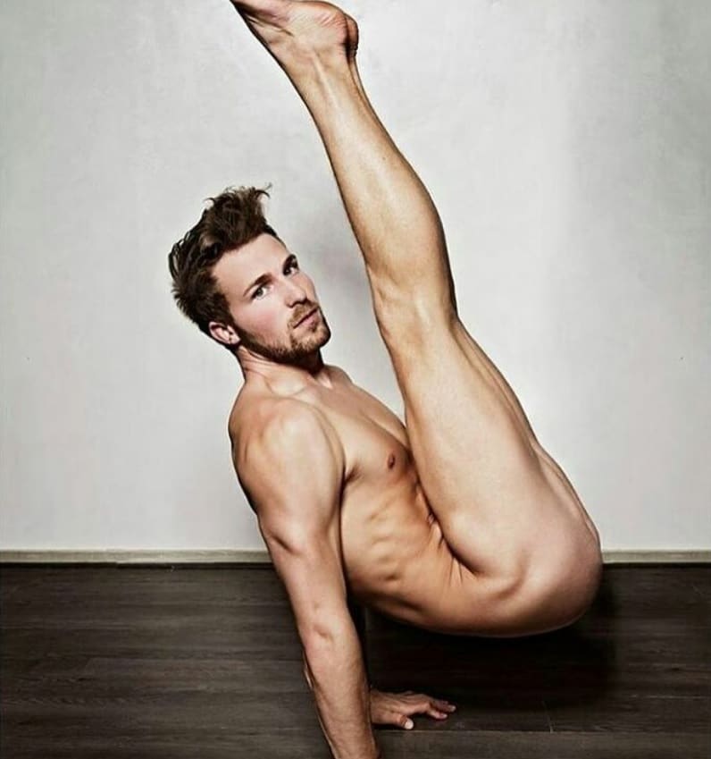 Hombre haciendo yoga