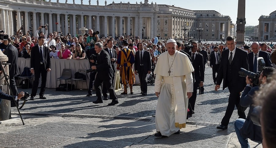 Papa Francisco en la Plaza de San Pedro del Vaticano